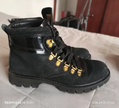Botas Caterpillar negras de cuero con diseño escamado - miniatura 1