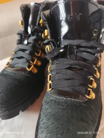 Botas Caterpillar negras de cuero con diseño escamado - miniatura 2