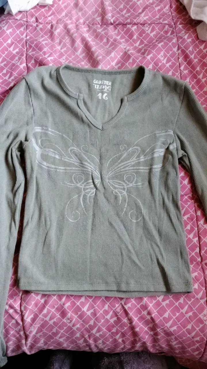 Polera manga larga verde con diseño de mariposa