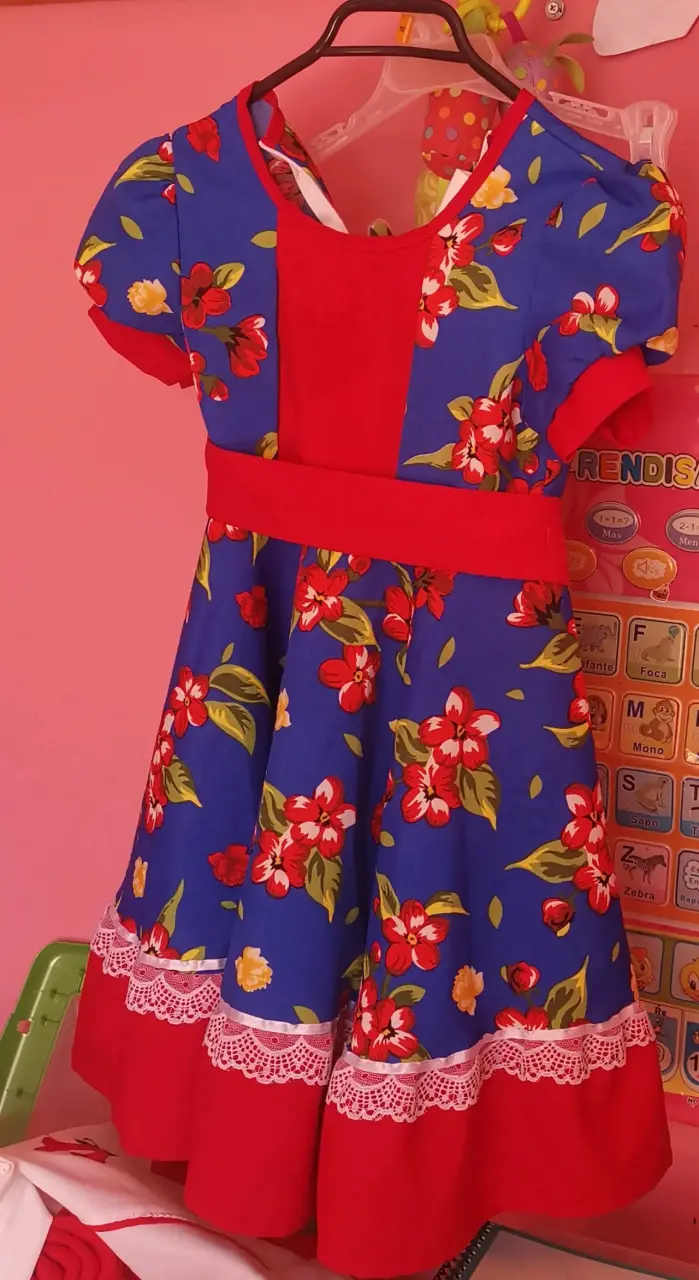 Vestido infantil floral de huasa