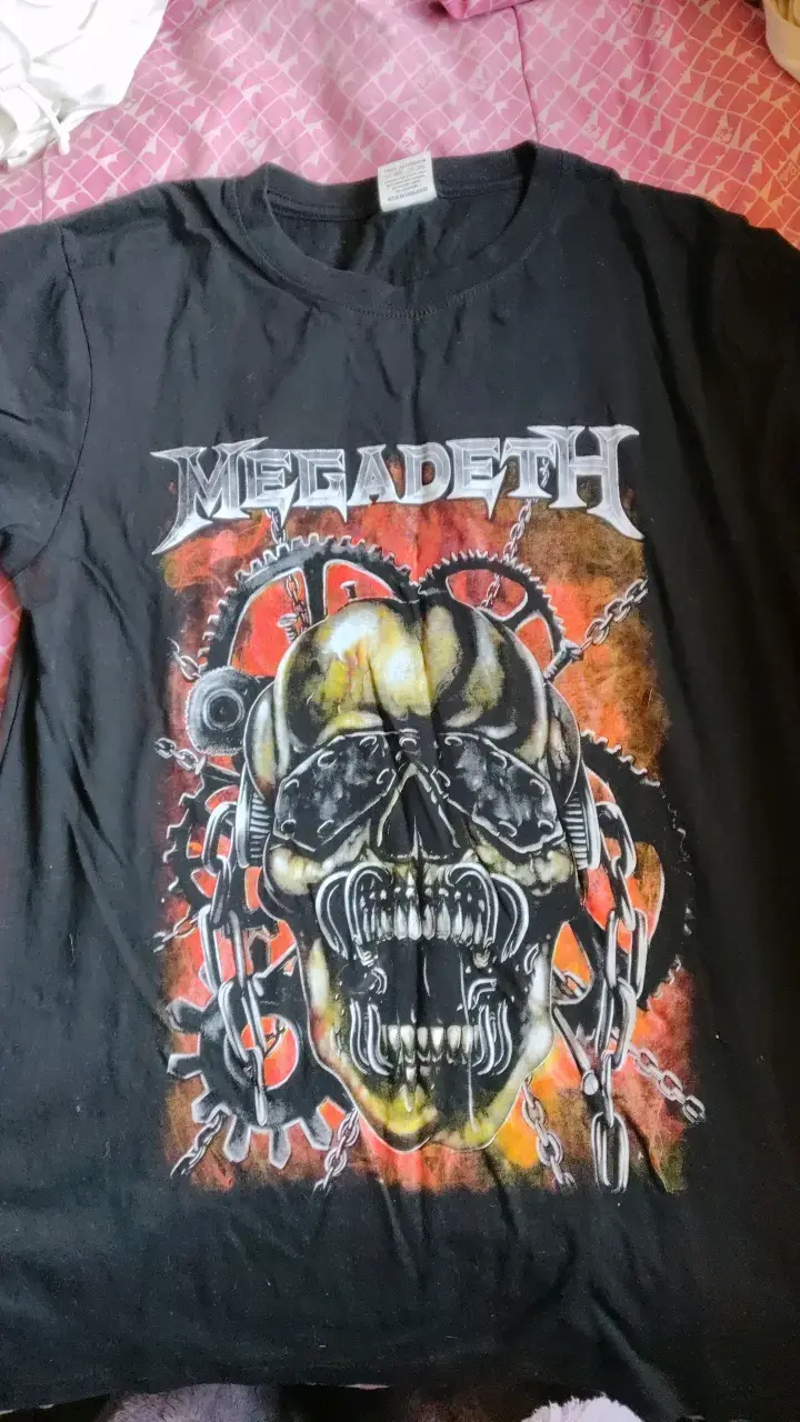 Polera negra Megadeth con diseño gráfico