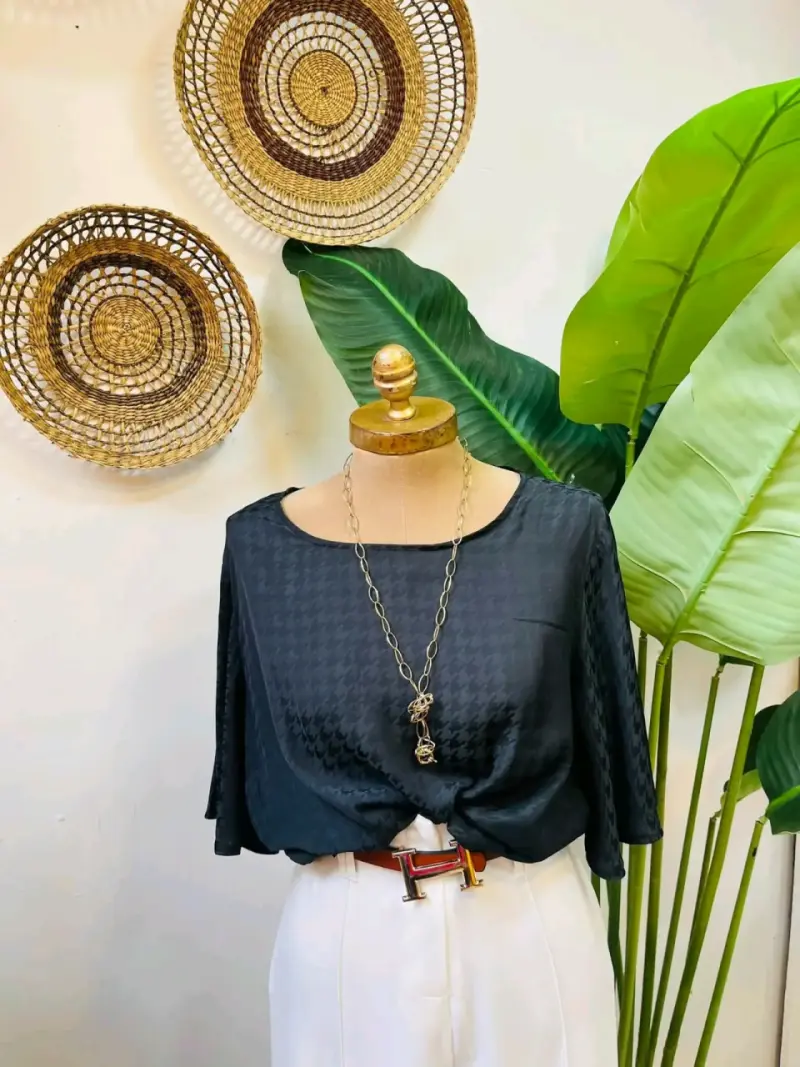 Blusa negra elegante para mujer