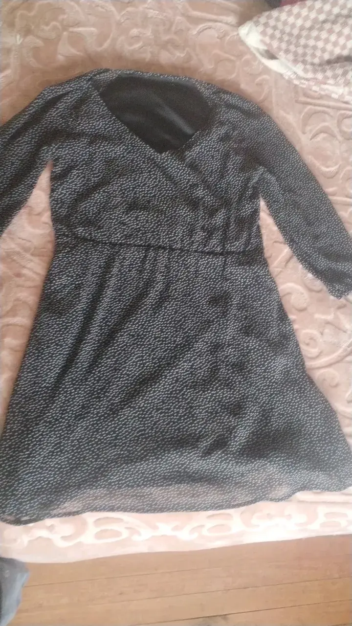 Vestido negro con estampado de puntos