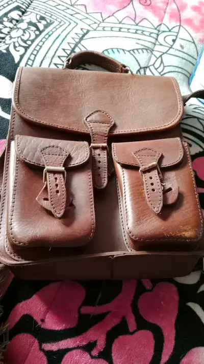 Mochila de cuero marrón con bolsillos frontales - miniatura 1