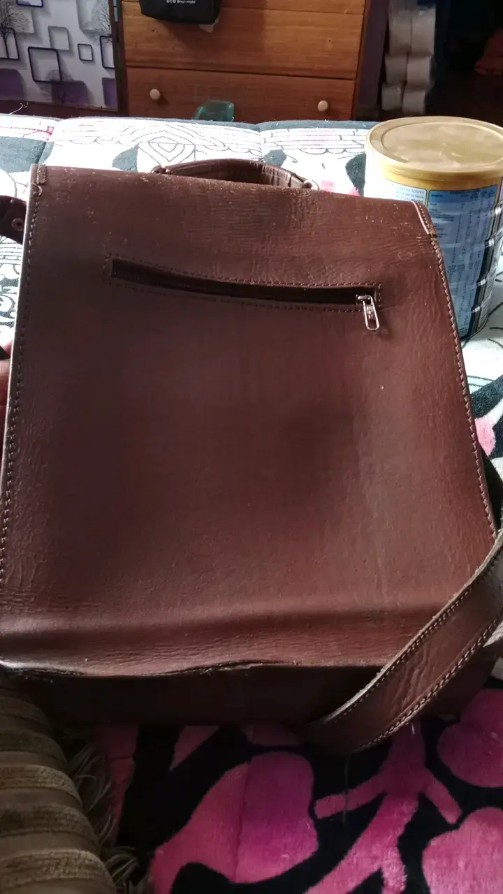Mochila de cuero marrón con bolsillos frontales - 2
