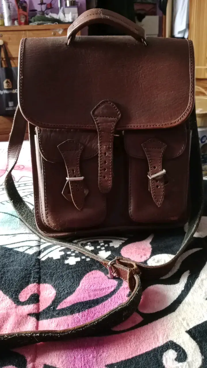 Mochila de cuero marrón con bolsillos frontales - 4
