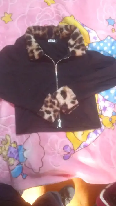 Chaqueta negra con cuello y puños de leopardo - miniatura 1