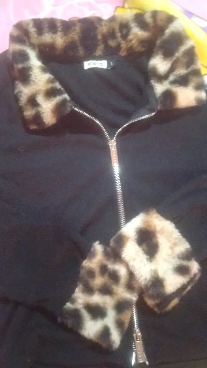 Chaqueta negra con cuello y puños de leopardo - 2