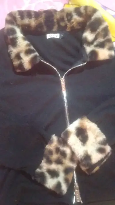 Chaqueta negra con cuello y puños de leopardo - miniatura 2