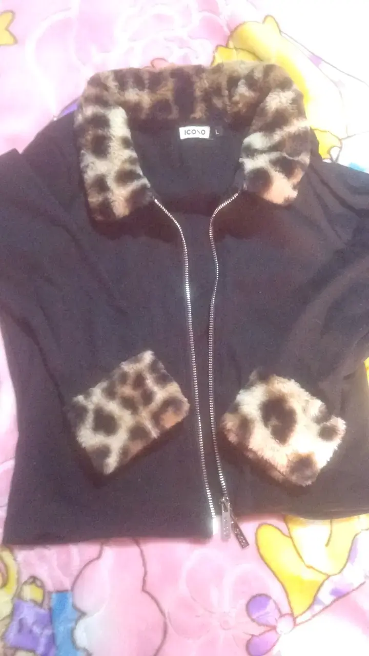 Chaqueta negra con cuello y puños de leopardo - 3