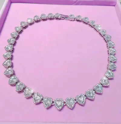 Conjunto de collar y pulsera con corazones brillantes - miniatura 2