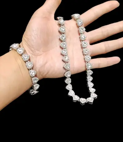Conjunto de collar y pulsera con corazones brillantes - miniatura 4