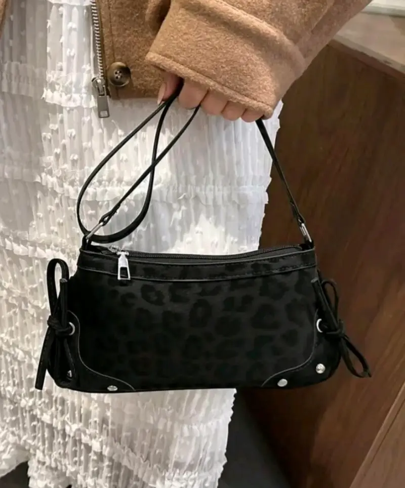 Cartera de mano negra con estampado animal print - 1