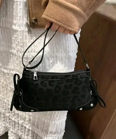 Cartera de mano negra con estampado animal print - miniatura 1