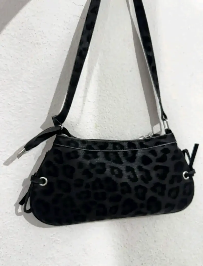 Cartera de mano negra con estampado animal print - 2