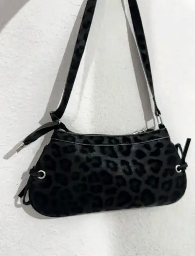 Cartera de mano negra con estampado animal print - miniatura 2