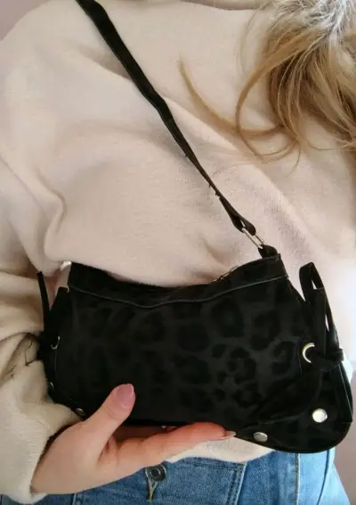 Cartera de mano negra con estampado animal print - miniatura 3
