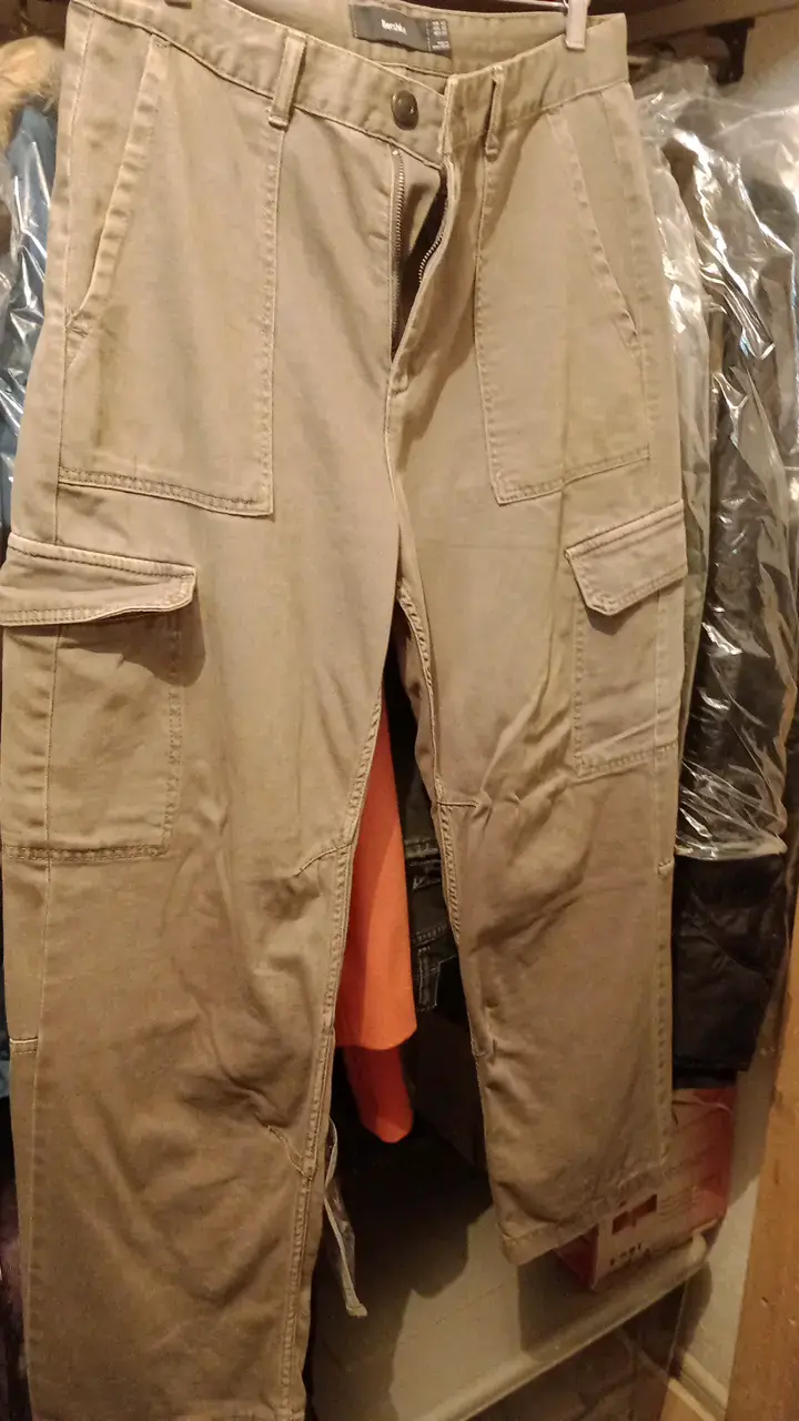 Pantalones cargo beige Bershka talla 42 - 1