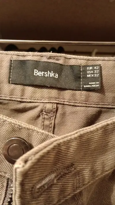 Pantalones cargo beige Bershka talla 42 - miniatura 2