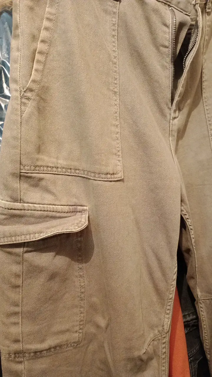 Pantalones cargo beige Bershka talla 42 - 3
