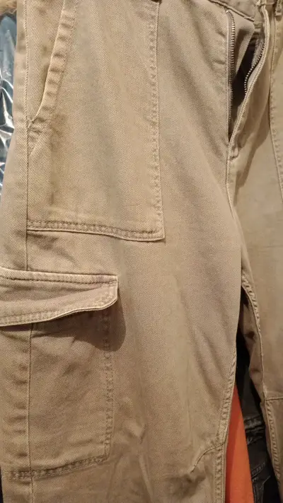 Pantalones cargo beige Bershka talla 42 - miniatura 3