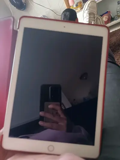 Tablet con funda roja en buen estado - miniatura 1