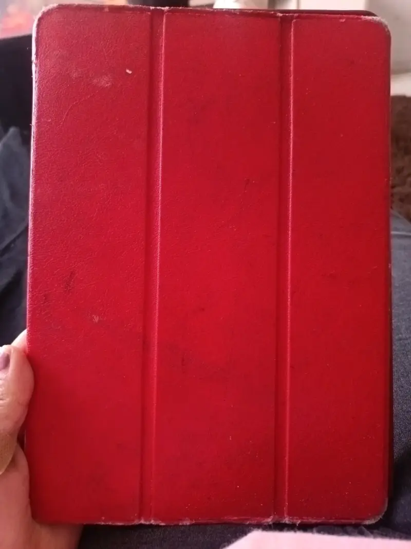 Tablet con funda roja en buen estado - 2