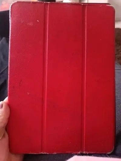 Tablet con funda roja en buen estado - miniatura 2