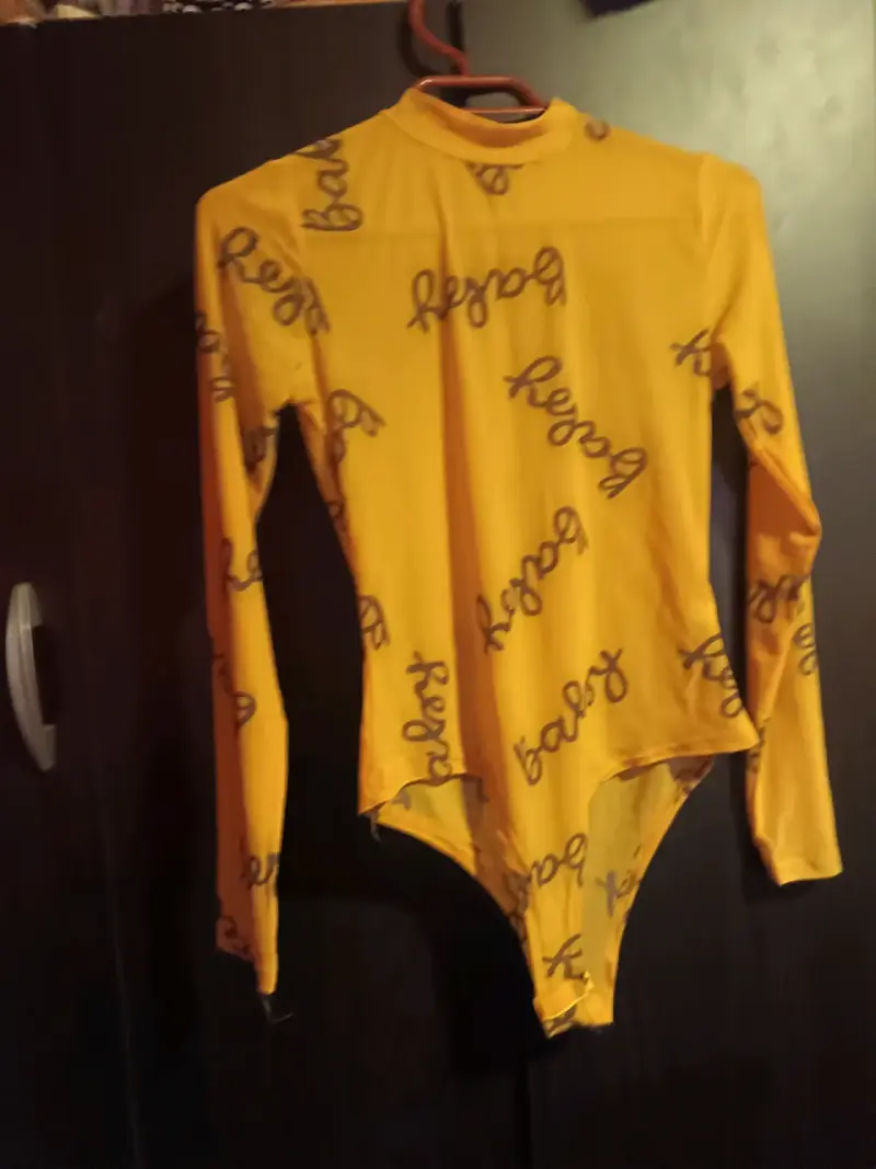 Body amarillo con estampado de letras