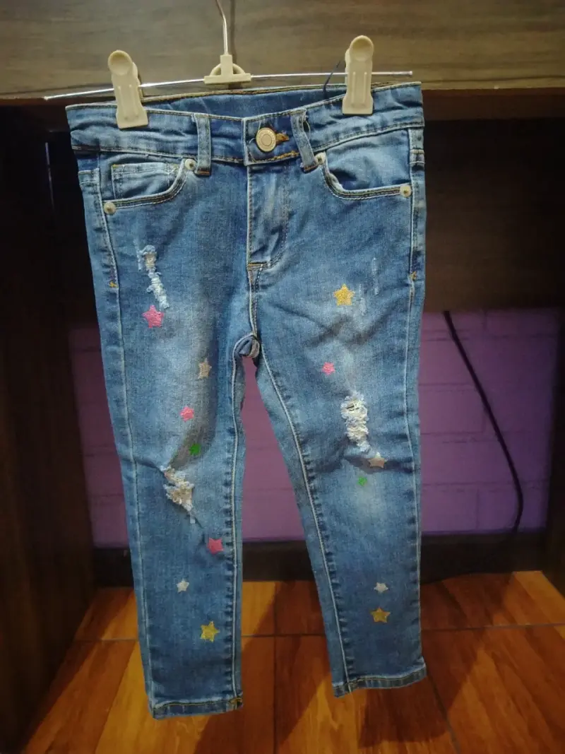 Jeans de niña con diseño de estrellas - 1
