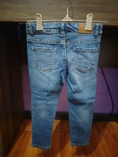 Jeans de niña con diseño de estrellas - miniatura 2