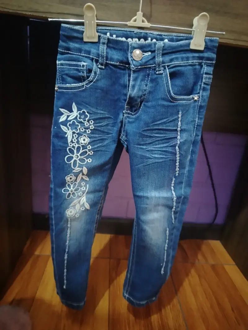 Jeans de niña con bordado floral - 1