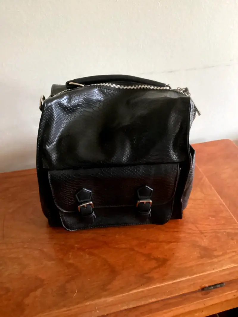 Mochila cuero sintético negra con diseño elegant - 1