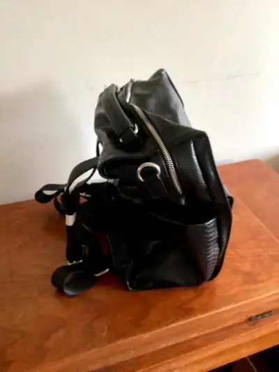 Mochila cuero sintético negra con diseño elegant - miniatura 2