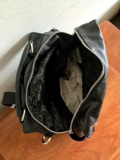 Mochila cuero sintético negra con diseño elegant - miniatura 3