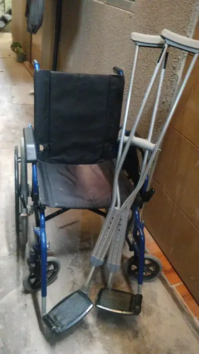 Silla de ruedas plegable con muletas incluidas - miniatura 1