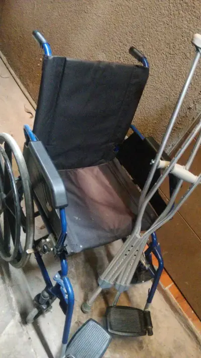 Silla de ruedas plegable con muletas incluidas - miniatura 2