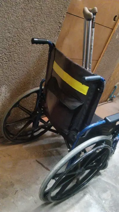 Silla de ruedas plegable con muletas incluidas - miniatura 3