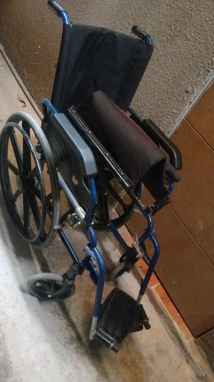 Silla de ruedas plegable con muletas incluidas - 4