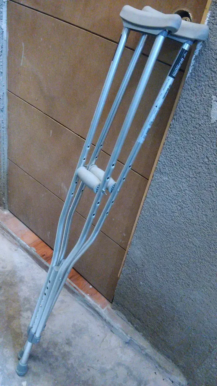 Silla de ruedas plegable con muletas incluidas - 6
