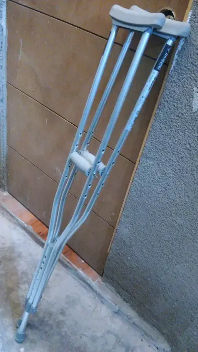 Silla de ruedas plegable con muletas incluidas - miniatura 6