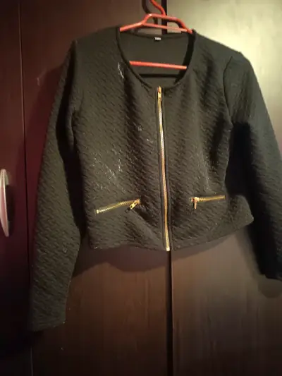 Chaqueta negra con cierre dorado para mujer - miniatura 1