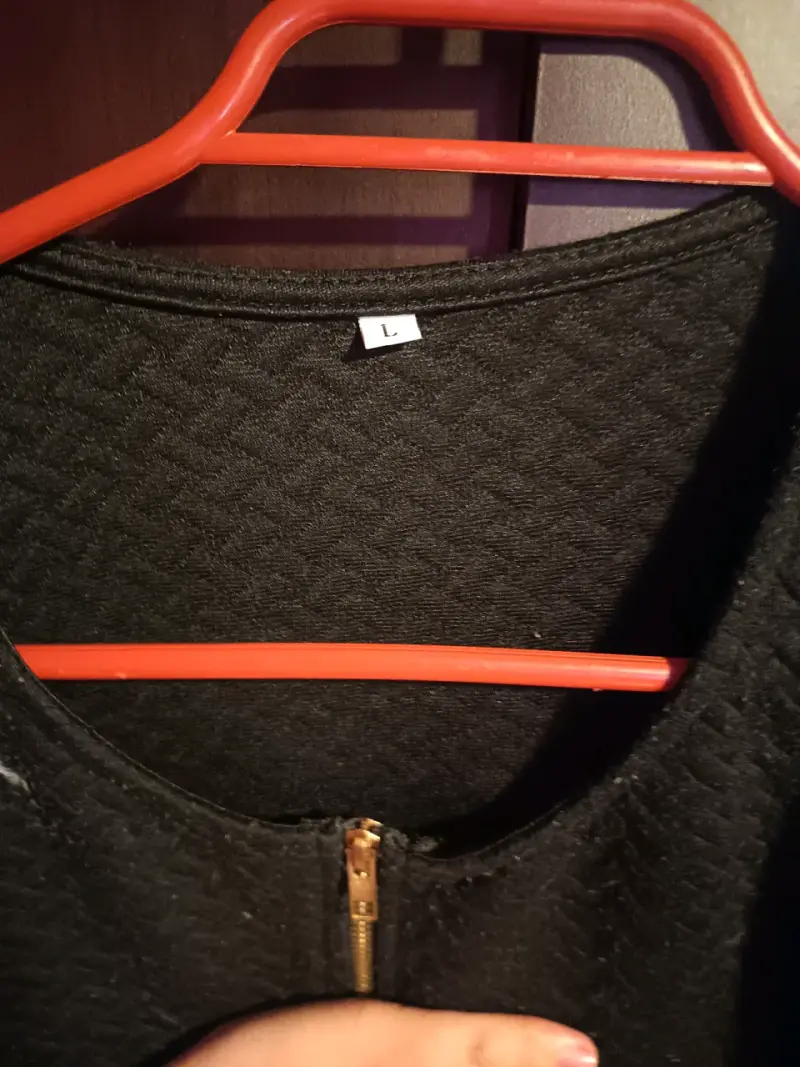 Chaqueta negra con cierre dorado para mujer - 2