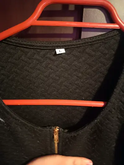 Chaqueta negra con cierre dorado para mujer - miniatura 2