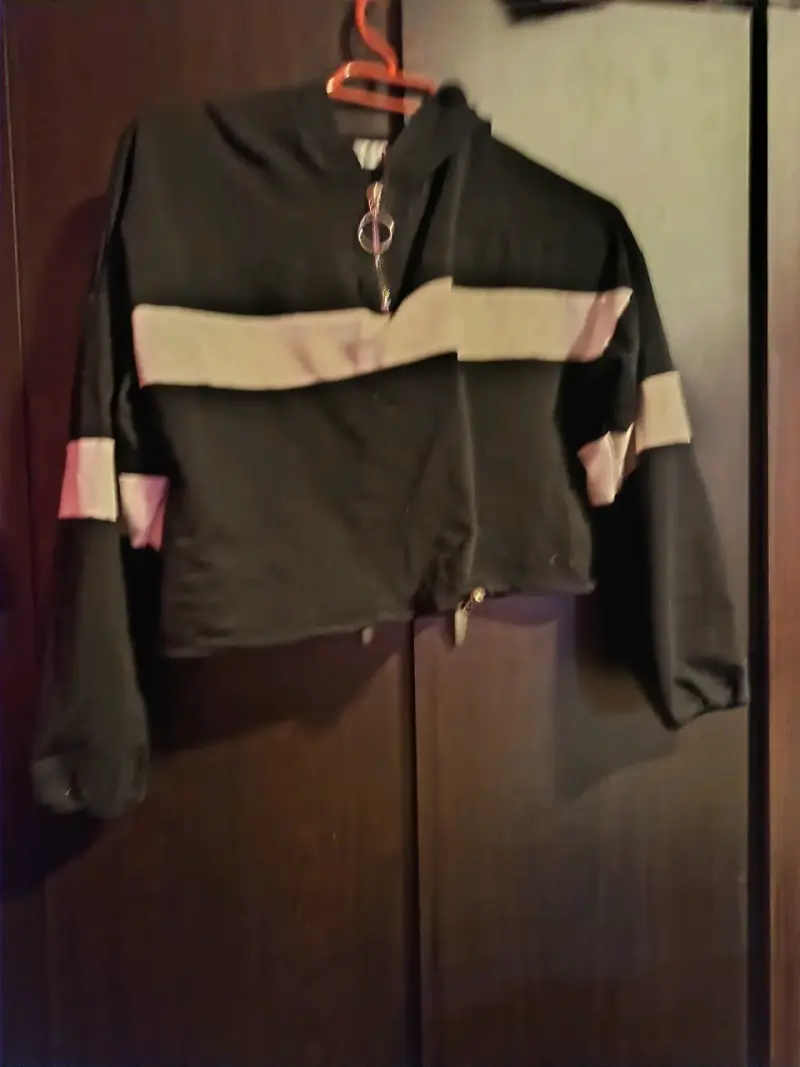 Chaqueta corta negra con cremallera y detalles blancos - 1
