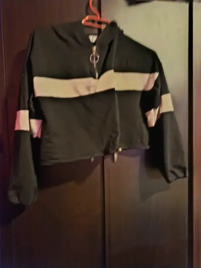 Chaqueta corta negra con cremallera y detalles blancos - miniatura 1