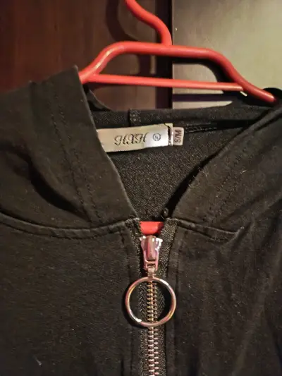 Chaqueta corta negra con cremallera y detalles blancos - miniatura 2