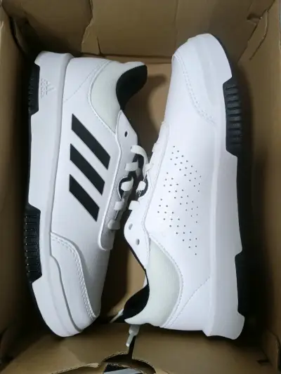 Zapatillas deportivas Adidas nuevas - miniatura 1