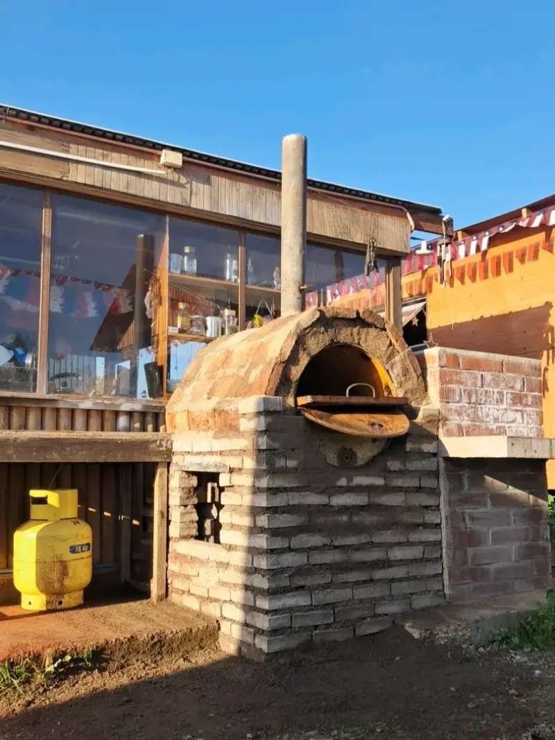 Horno de barro para exteriores con chimenea - 1
