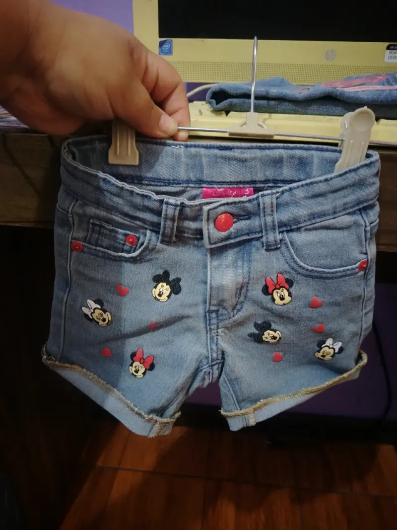 Shorts de mezclilla para niña con diseño de Minnie - 1